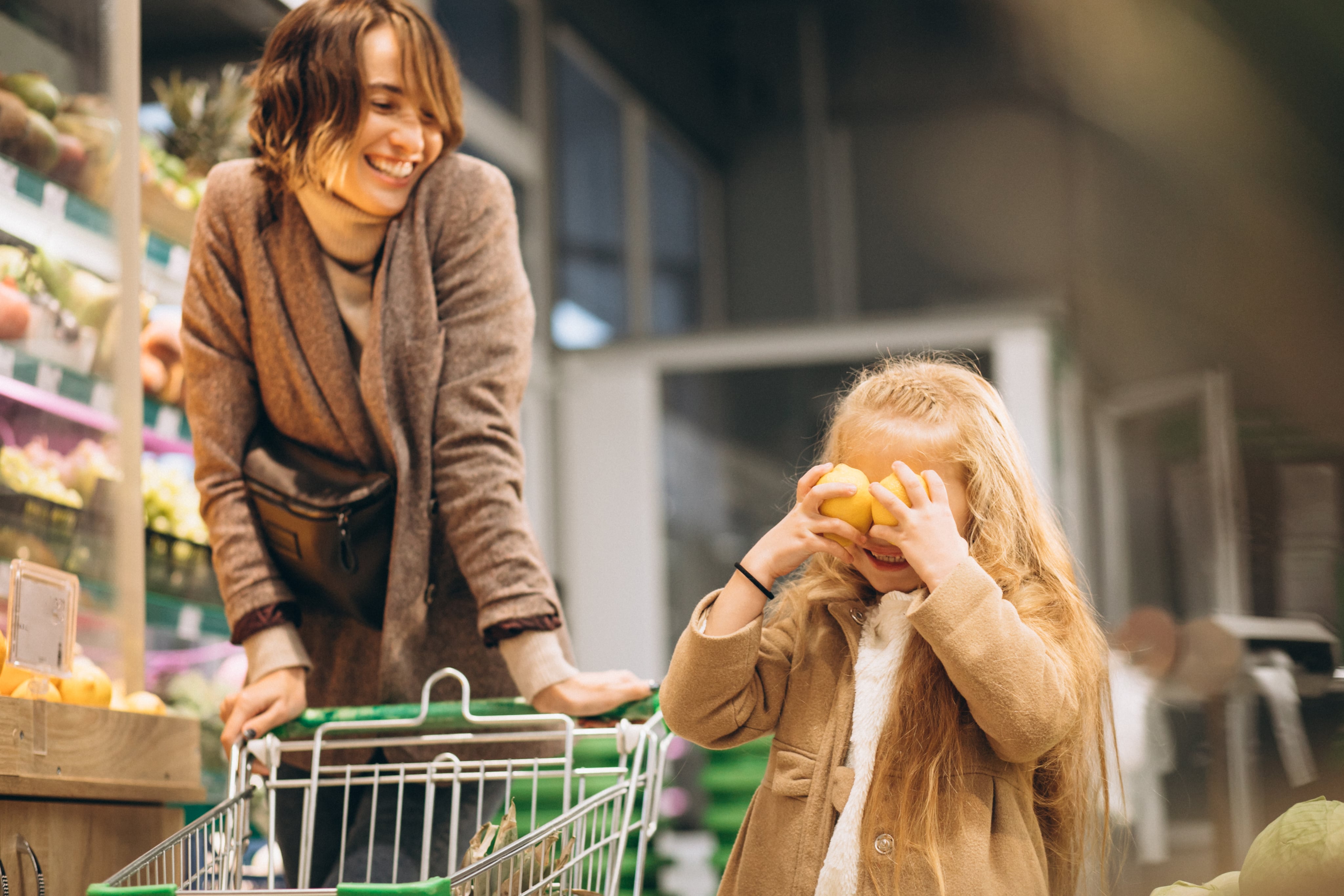 mother-with-daughter-grocery-store